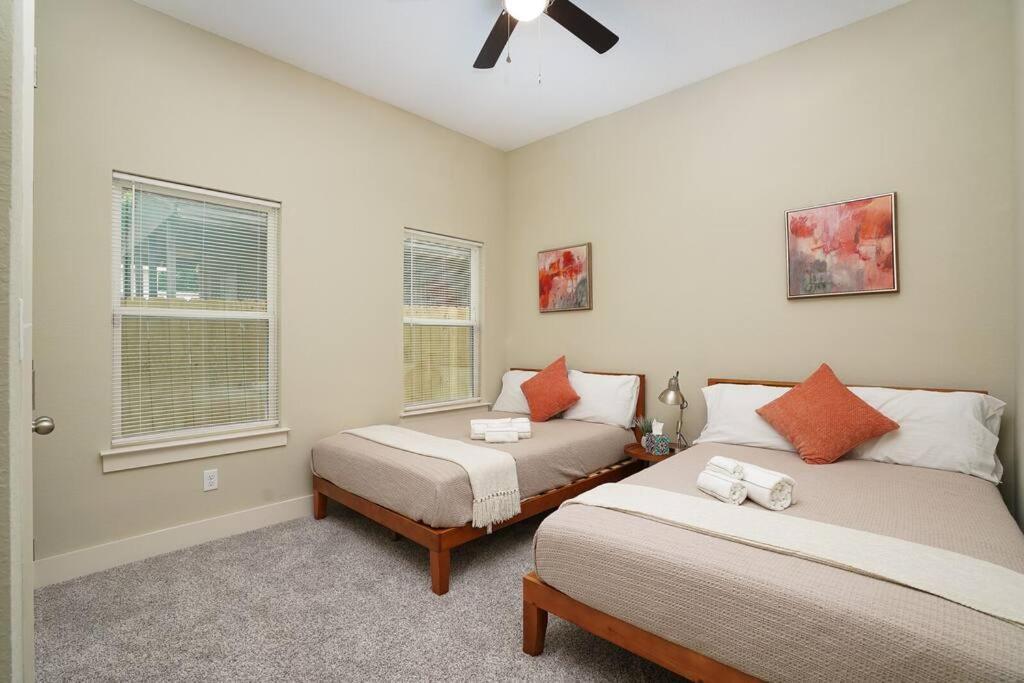 Spacious, Sleeps 6, St Phillips, King Bed San Antonio Eksteriør billede