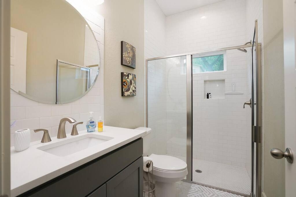 Spacious, Sleeps 6, St Phillips, King Bed San Antonio Eksteriør billede
