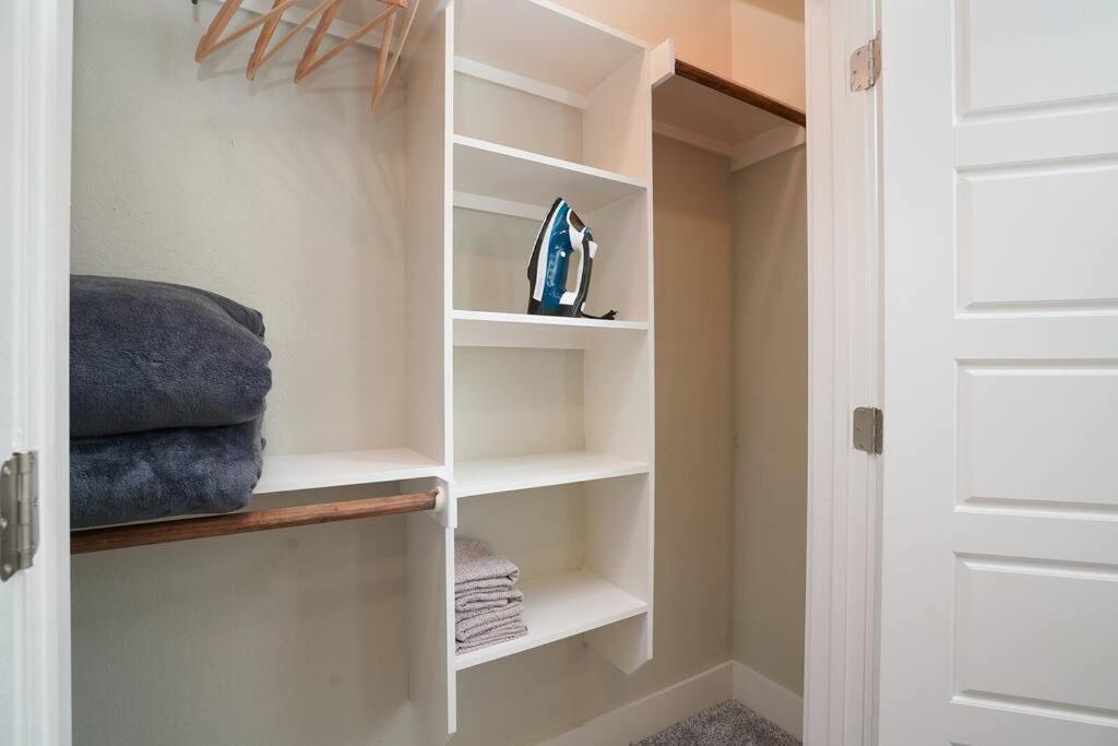 Spacious, Sleeps 6, St Phillips, King Bed San Antonio Eksteriør billede